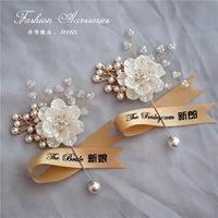 Пара корсажей с нотами шампанского для жениха и невесты в маленькой прозрачной коробочке.