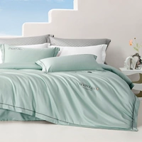 Красота в туманном дождевике зеленый