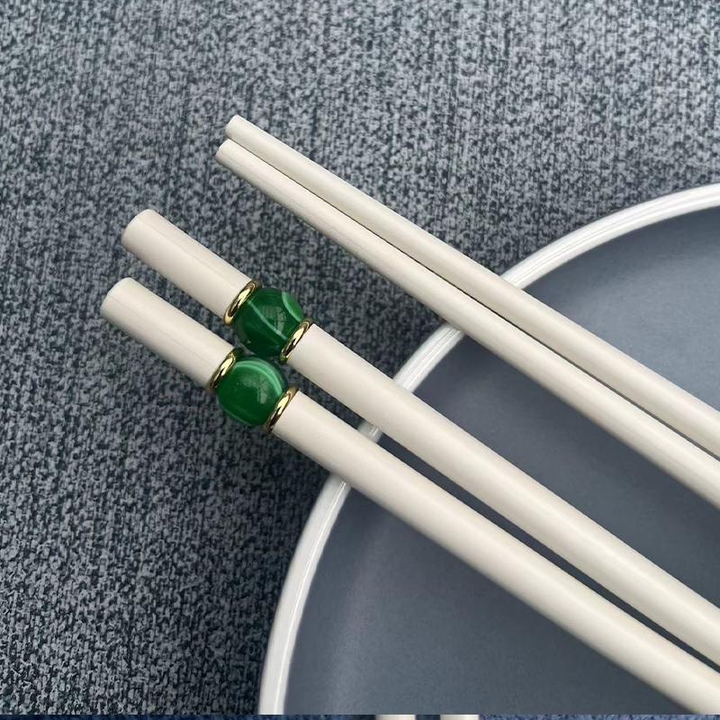 High-End Alloy Chopsticks, Two Pairs for Couples, High Aesthetic Value, Light Luxury Style, High-End Feel, New Model for Families, One Chopstick Per Person, for Home Use
