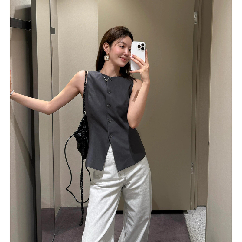 Summer New Style Gray Round Neck Sleeveless Vest for Women, Elegant and Simple, Waist-Cinching, Fashionable Top with Cut-Out Shoulders Summer New Style Gray Round Neck Sleeveless Vest for Women, Elegant and Simple, Waist-Cinching, Fashionable Top with Cut-Out Shoulders