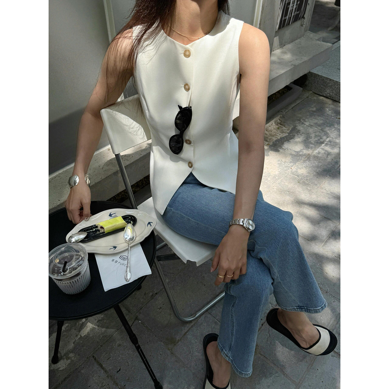 Old Money Style Summer New White Round Neck Sleeveless Vest for Women, Elegant and Simple, Waist-Cinching, Fashionable Top with Cut-Out Shoulders