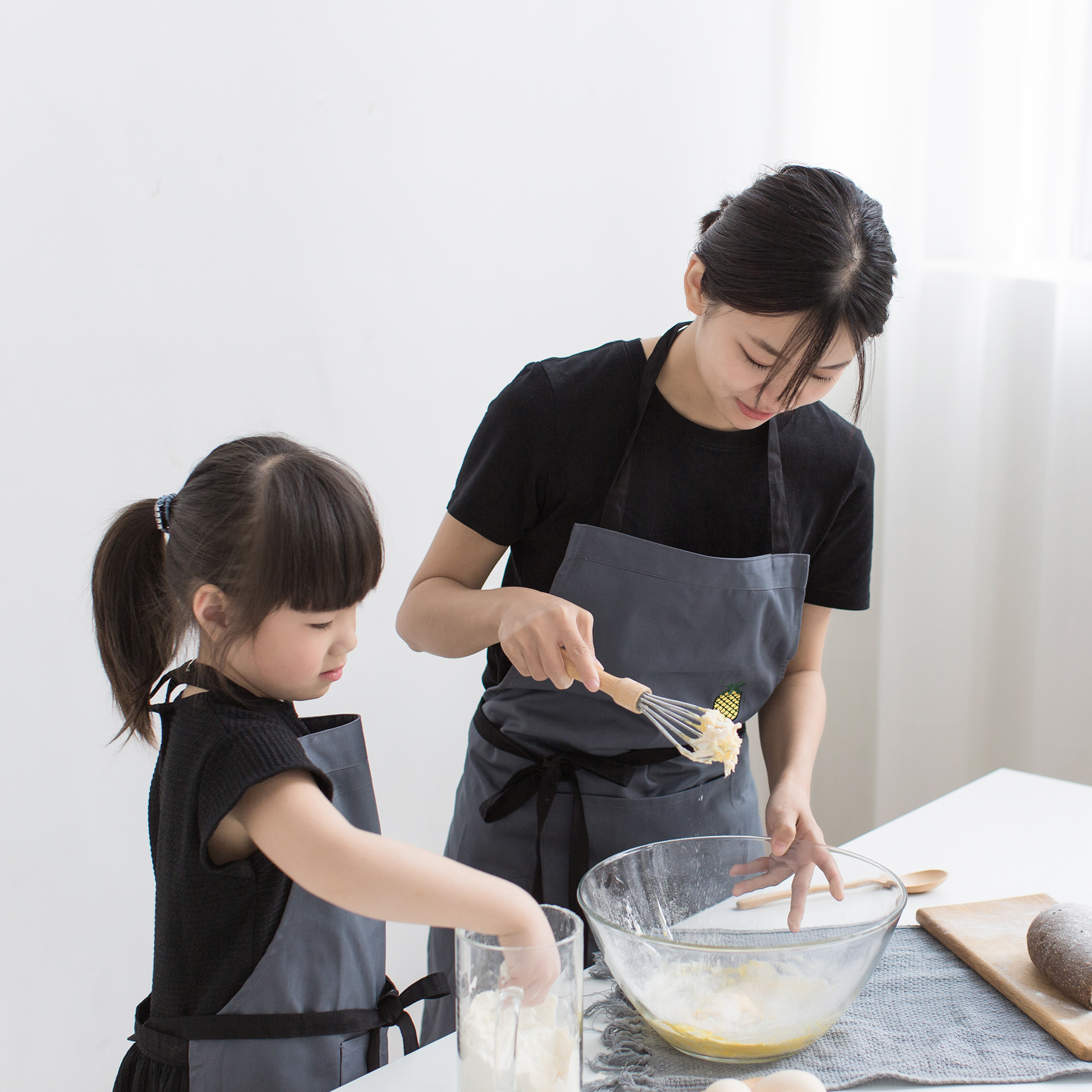 Korean version of pure cotton embroidery parent-child children's apron kindergarten baby painting anti-fouling sleeveless meal cover boys and girls