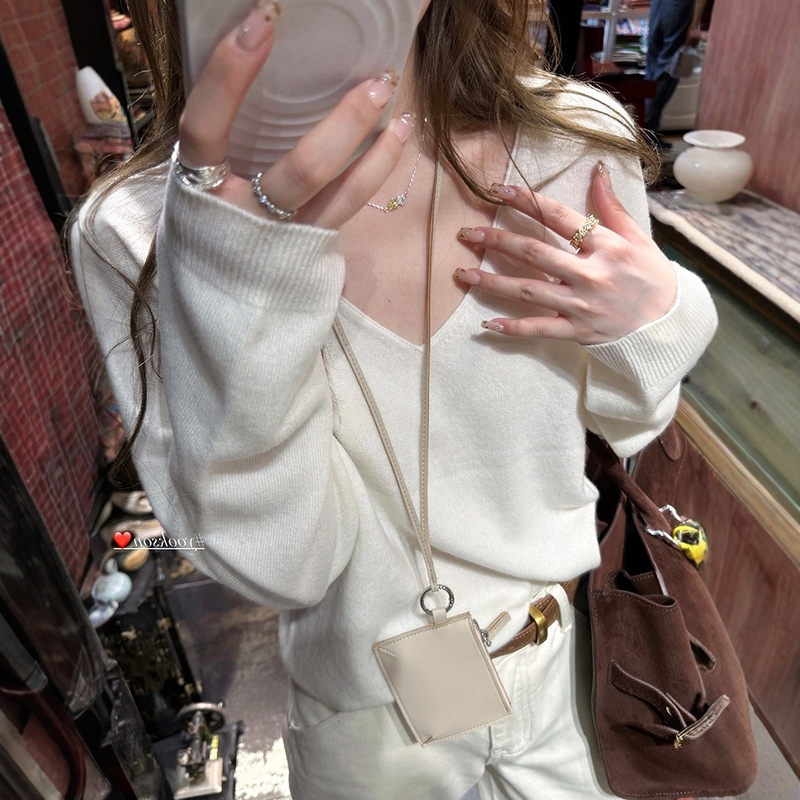 Korean Style Milk White V-Neck Knit Sweater for Women, Autumn and Winter, Lazy and High-End Feel, Soft and Cozy Inner Layer Sweater Top