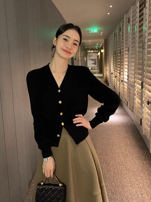French Retro Black V-Neck Knitted Cardigan for Women in Early Spring, High-End Waist-Cinching Slimming Short Sweater Jacket Top