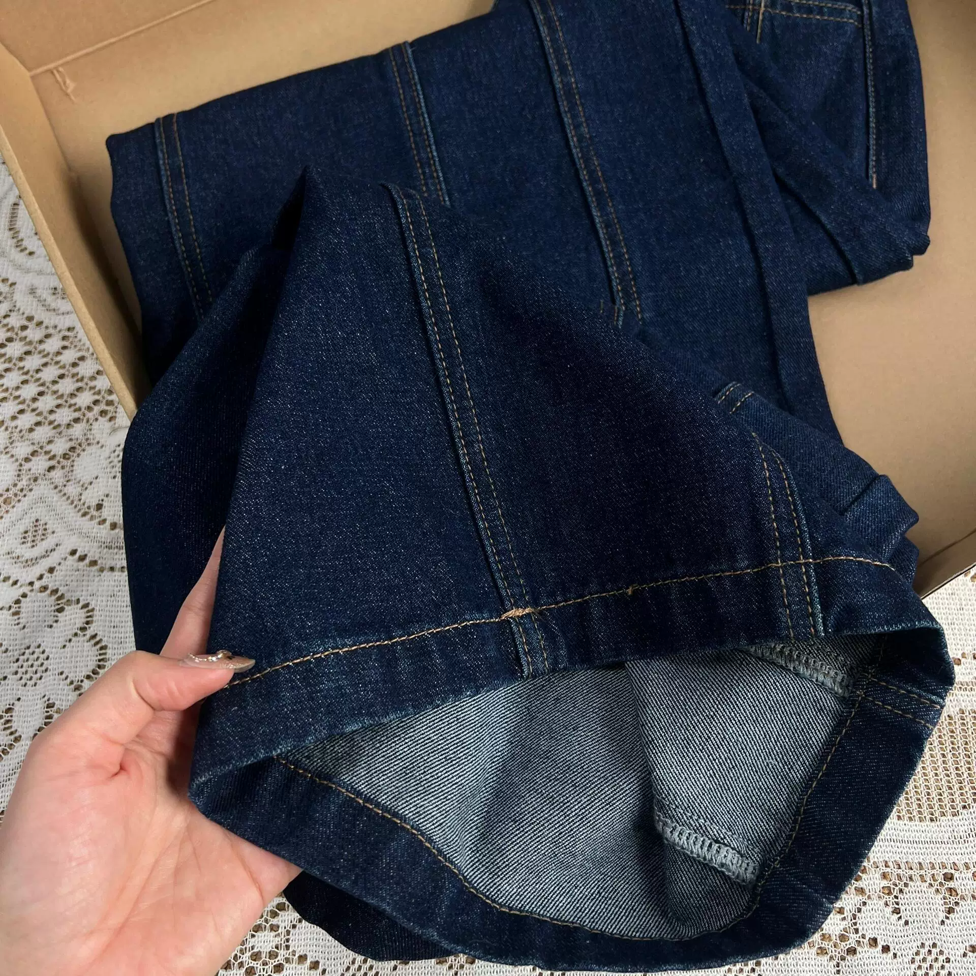 Дизайн осенних джинсов, брюки, leggings, тренд сезона, высокий пояс, свободный крой