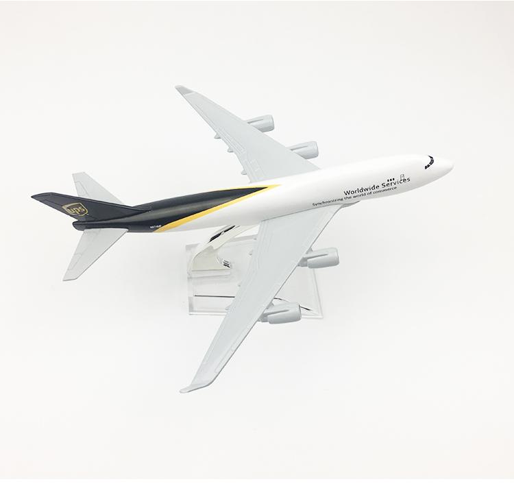 Máy bay chở hàng UPS Mô hình máy bay Boeing 747 Mô phỏng máy bay chở hàng hợp kim con lắc tĩnh 16CM mô hình nhân vật