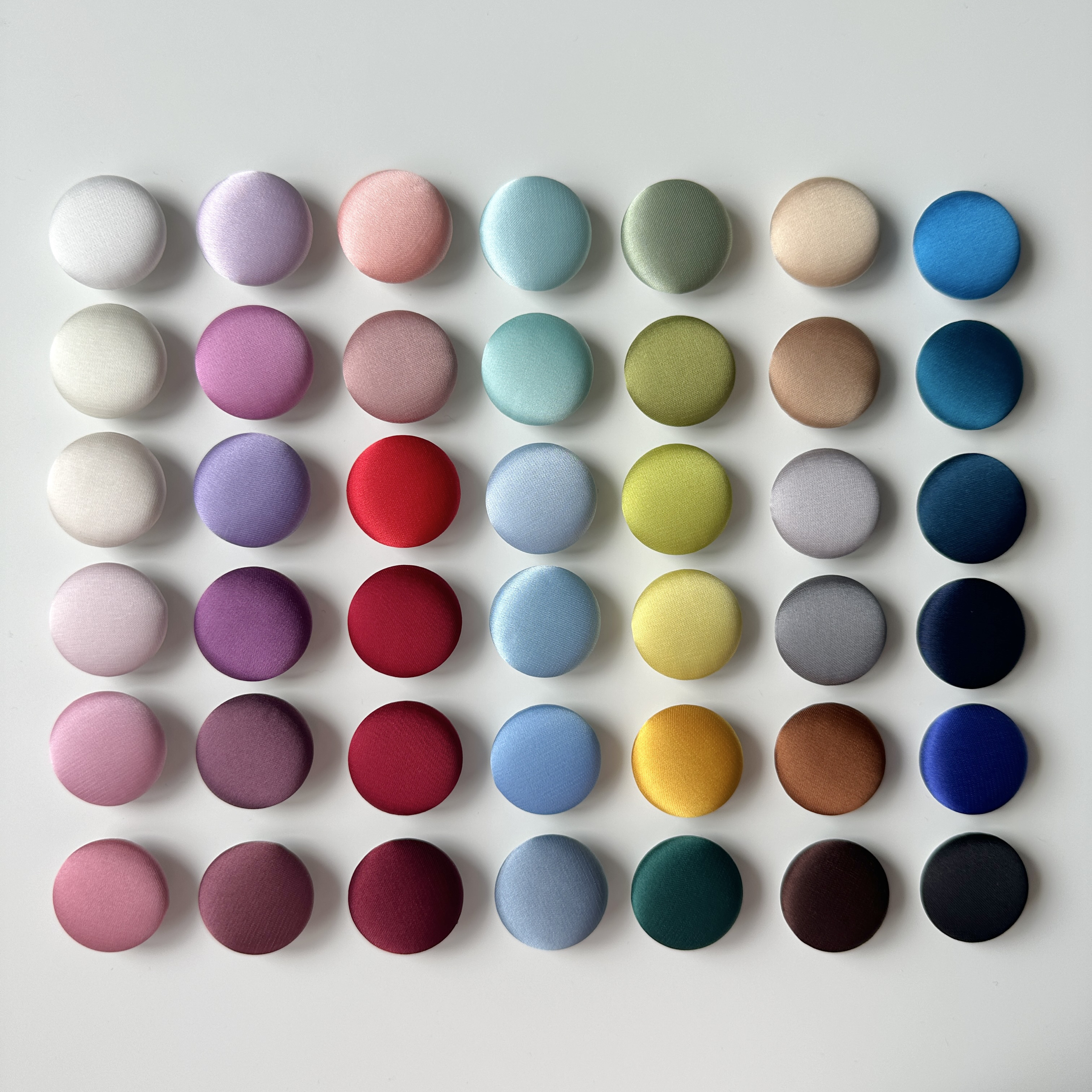 アセテートサテンプレーンボタンドレスウェディングドレスサテンスーツシャツシルク絶妙なラウンドカバーボタン