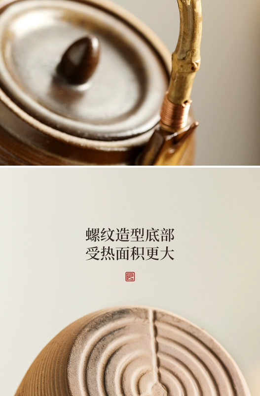 Một bộ bếp điện hoàn chỉnh để pha trà xung quanh bếp. Bộ bếp gốm cắm điện trong nhà mùa đông và ấm trà nổi tiếng trên Internet