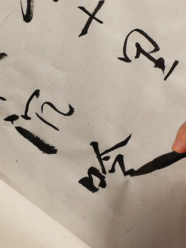 Белая льняная бумага, длинный рулон рисовой бумаги, длинноволокнистая льняная рисовая бумага, утолщенная полуобожженная льняная бумага, специальная бумага для создания каллиграфических упражнений.