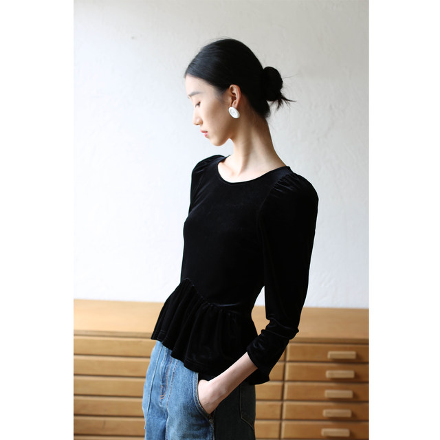 Unprinted slim fit and versatile black velvet top