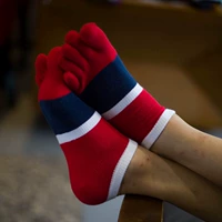 Красный палец белый носок рот