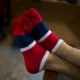 Красный палец белый носок рот