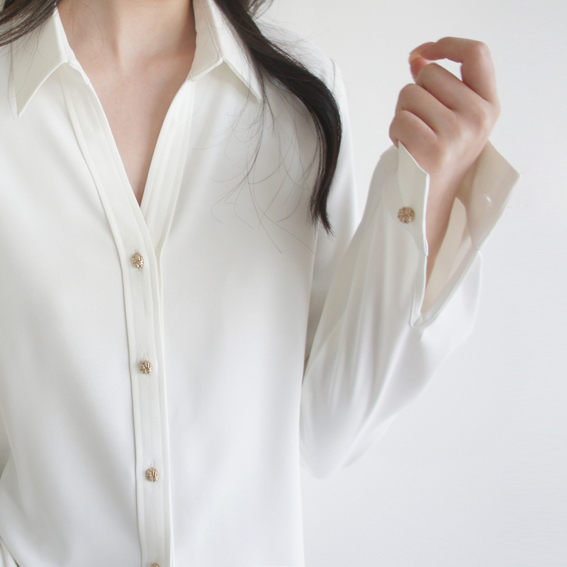 Lost and Found Heavy-Duty Small V-Collar Long-Sleeve Off-White Shirt with Metallic Texture Buttons, Wrinkle-Resistant, Chic Layering Lost and Found Heavy-Duty Small V-Collar Long-Sleeve Off-White Shirt with Metallic Texture Buttons, Wrinkle-Resistant, Chic Layering