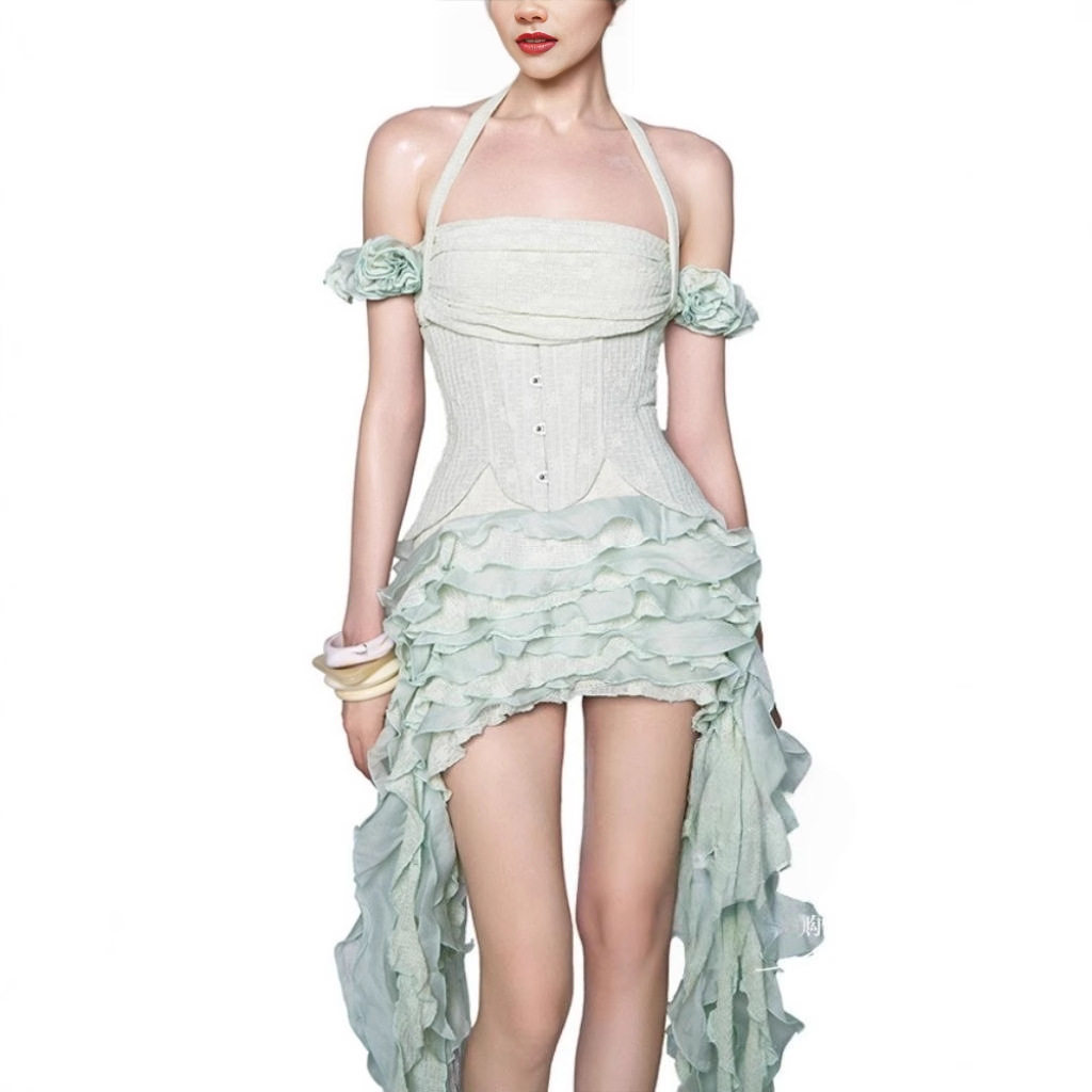 馮莫德の2025年春夏コレクション、ホルターネックの不規則なタッセル付きロングドレス。キム・ヒョナにインスパイアされたユニークなデザイン。