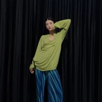 Нежный зеленый v -neck