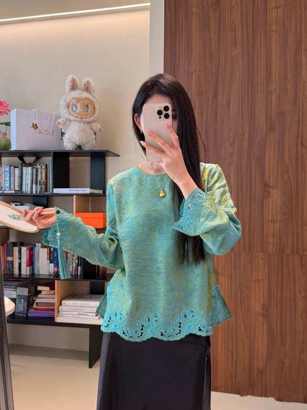 Fairy-Like Liquid Texture Fabric, Regular Shoulder Long-Sleeve Rayon New Chinese-Style Shirt with Burnt Floral Lace, Versatile Blouse