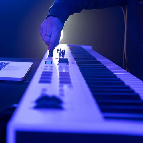 Arturia 88-клавишная MIDI-клавиатура KeyLab Essential, профессиональный аранжировщик, композитор-контроллер