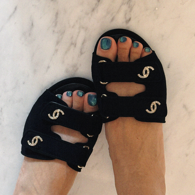 2026 Summer New Style Chanel-Inspired Women's Slippers for Outdoor Wear, Flat Slip-On Sandals with Velcro, High-End Black Color