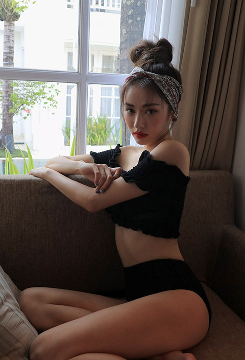 Mùa hè 2018 mới chia áo tắm nữ cảm giác viền đen xù từ vai spa chia áo tắm nữ áo bơi 2 mảnh đẹp	