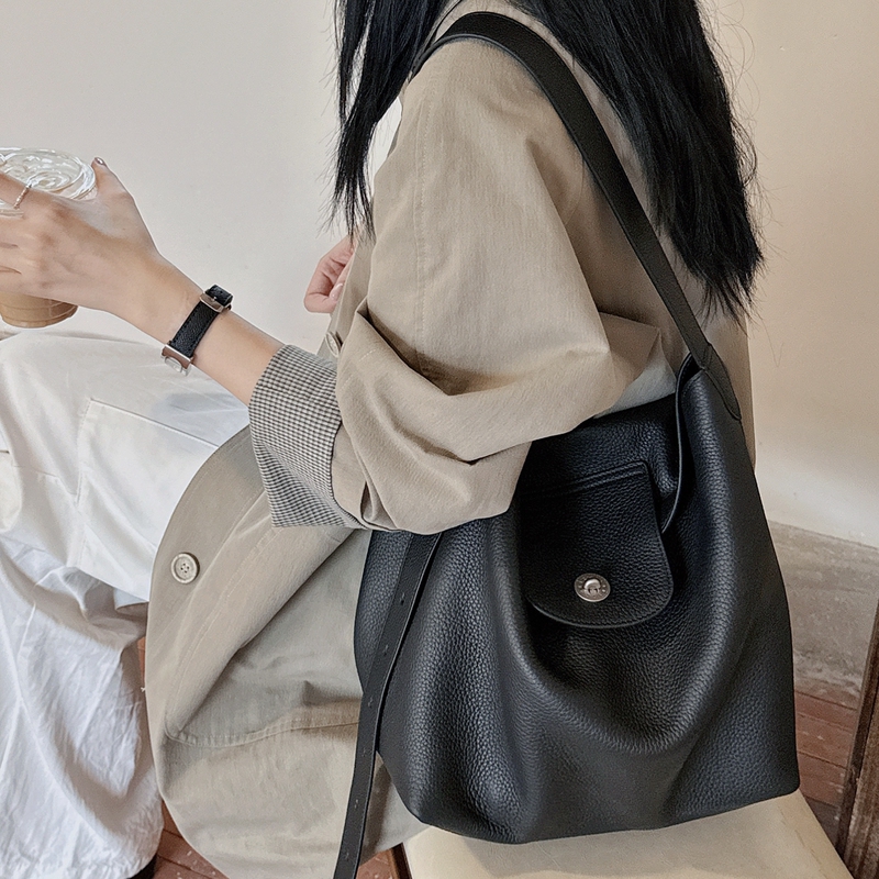 High-End First-Layer Cowhide Hobo Underarm Bag, Soft Leather, Lazy Style Tote Bag, European Style, Large Capacity Crossbody Bucket Bag High-End First-Layer Cowhide Hobo Underarm Bag, Soft Leather, Lazy Style Tote Bag, European Style, Large Capacity Crossbody Bucket Bag