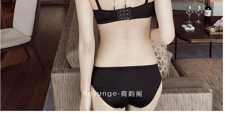 He Yun Ge gợi cảm tụ tập thoải mái áo ngực thoáng khí không có dấu vết không có vòng thép đồ lót nữ dày bra đen đồ lót triumph