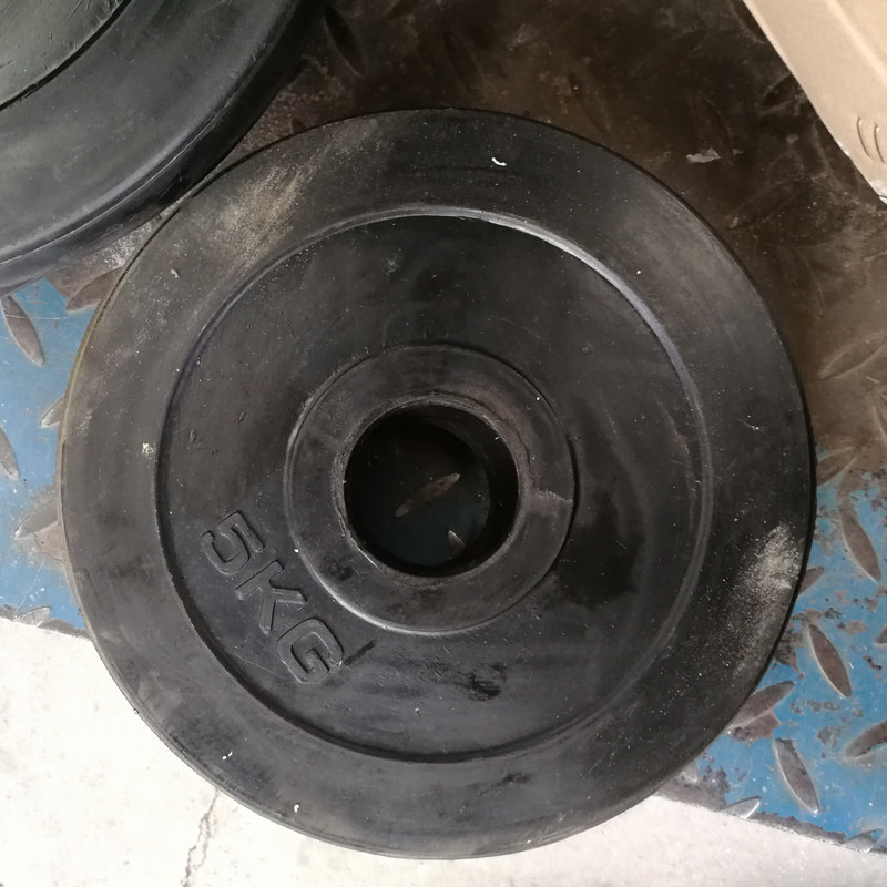 The anti-knock and fall-proof floor is made of rubber-coated barbell plates.