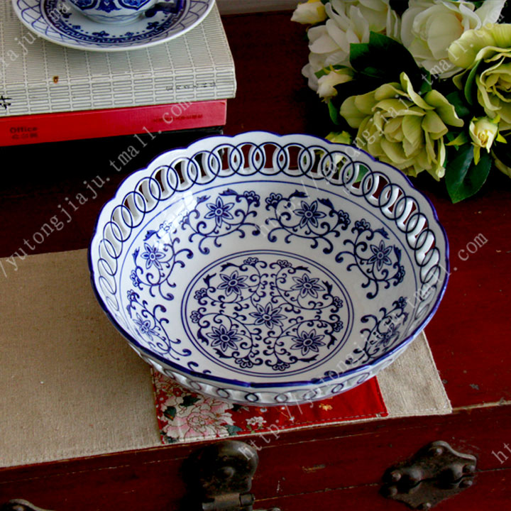 Blue and white hollow out fruit bowl dessert fruit bowl round home sitting room large creative decoration of jingdezhen ceramic furnishing articles