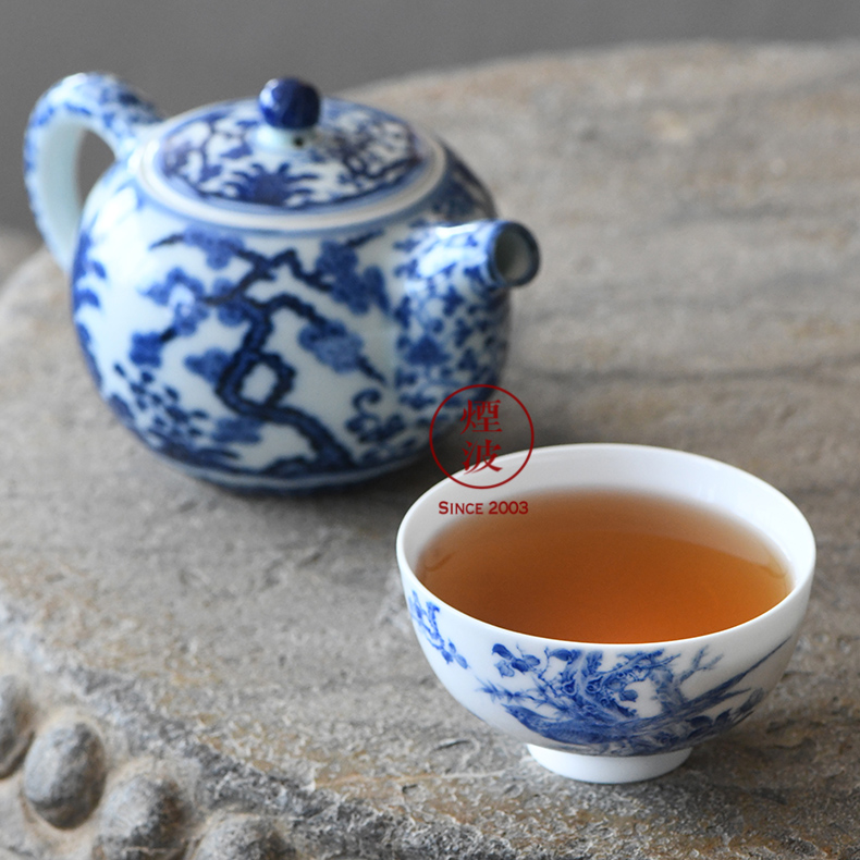 The smoke jingdezhen blue and white nine calcinations hand model of blue and white rock lotus flower heart cup sample tea cup