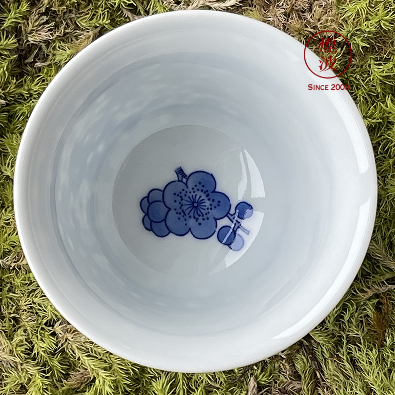 Jingdezhen blue and white blue spring breeze auspicious jade Zou Jun up of eight new system of land ice to crack the name plum flower painting of tea cups