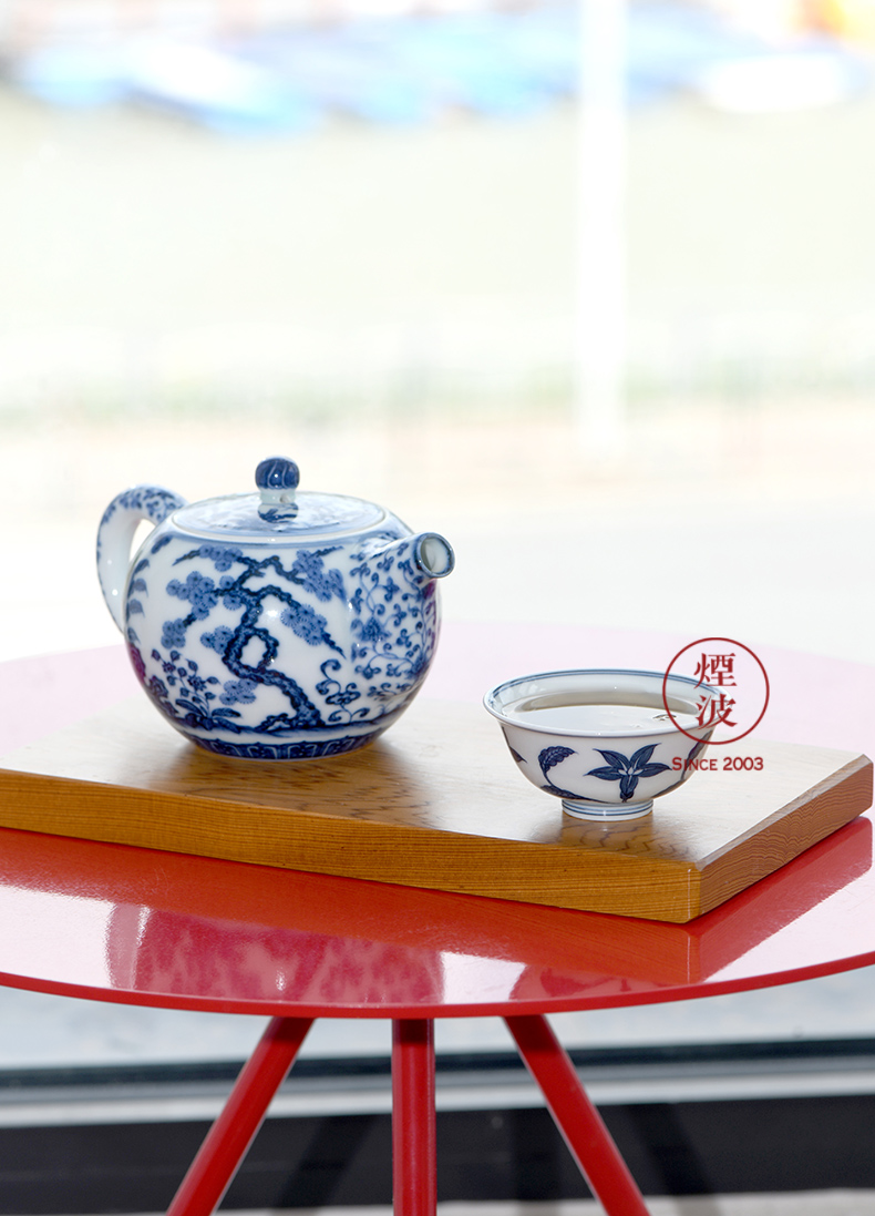 Jingdezhen spring auspicious jade Zou Jun up and imitation Ming blue and white tie up eight new system branch lilies painting sketch cup expressions using