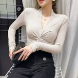 Красный приталенный сексуальный приятный телу осенний лонгслив, коллекция 2023, V-образный вырез