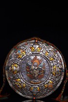 Tibetan areas return to the old Tiantie Thangkatan city which is purely hand-made chiseled carved and painted thangkas