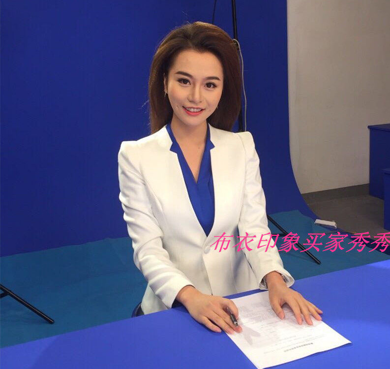 Cloth Impressionable to be a female presenter on a mirror Costume Announcer candidate for interview with a small suit QB875