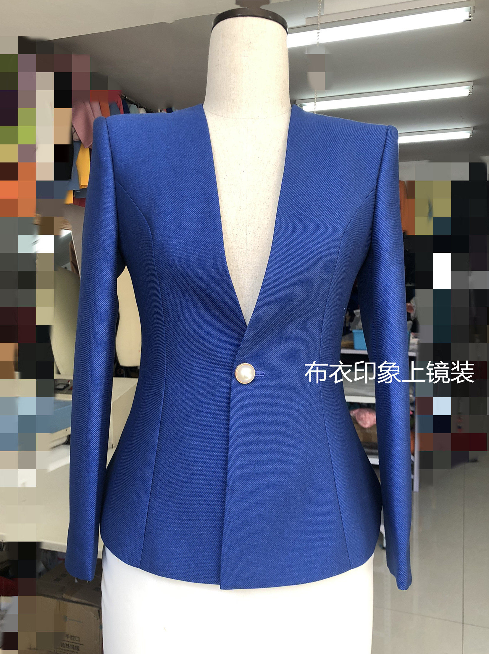 Cloth Impressionable to be a female presenter on a mirror Costume Announcer candidate for interview with a small suit QB8183