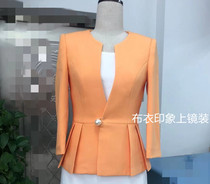 Cloth Impressionable to be a female presenter on a mirror Costume Announcer candidate for interview with a small suit QB8181