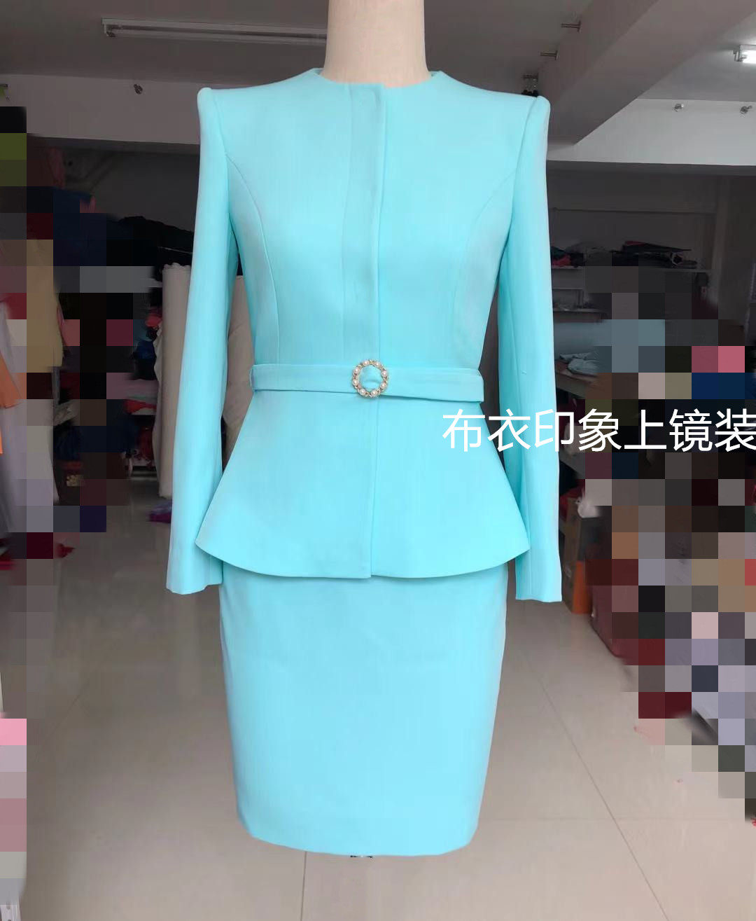 Cloth Impressionable to be a female presenter on a mirror Costume Announcer candidate for interview with a small suit QB8169