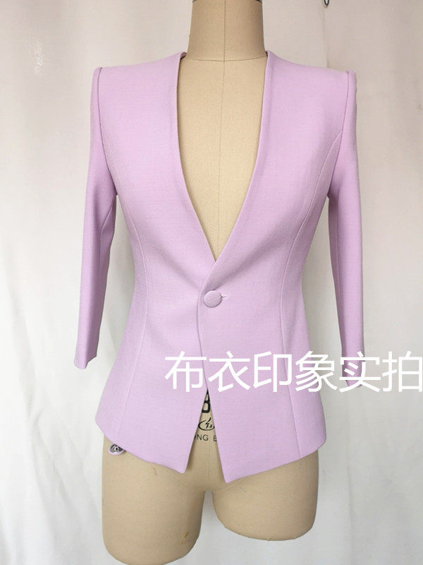 Cloth Impressionable to be a female presenter on a mirror Costume Announcer candidate for interview with a small suit QB873