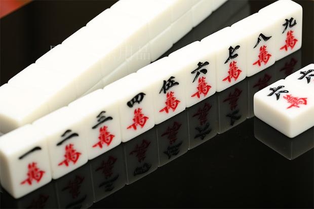 Mahjong Trung bình Lớn hộ gia đình Mahjong Vận chuyển 38mm40mm 42mm Mahjong Thương hiệu Ký túc xá Ngọc bích chính hãng - Các lớp học Mạt chược / Cờ vua / giáo dục cờ vua gỗ cao cấp