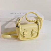 Светло-желтого