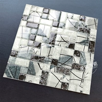 Светло -серой размер черно -белая рука