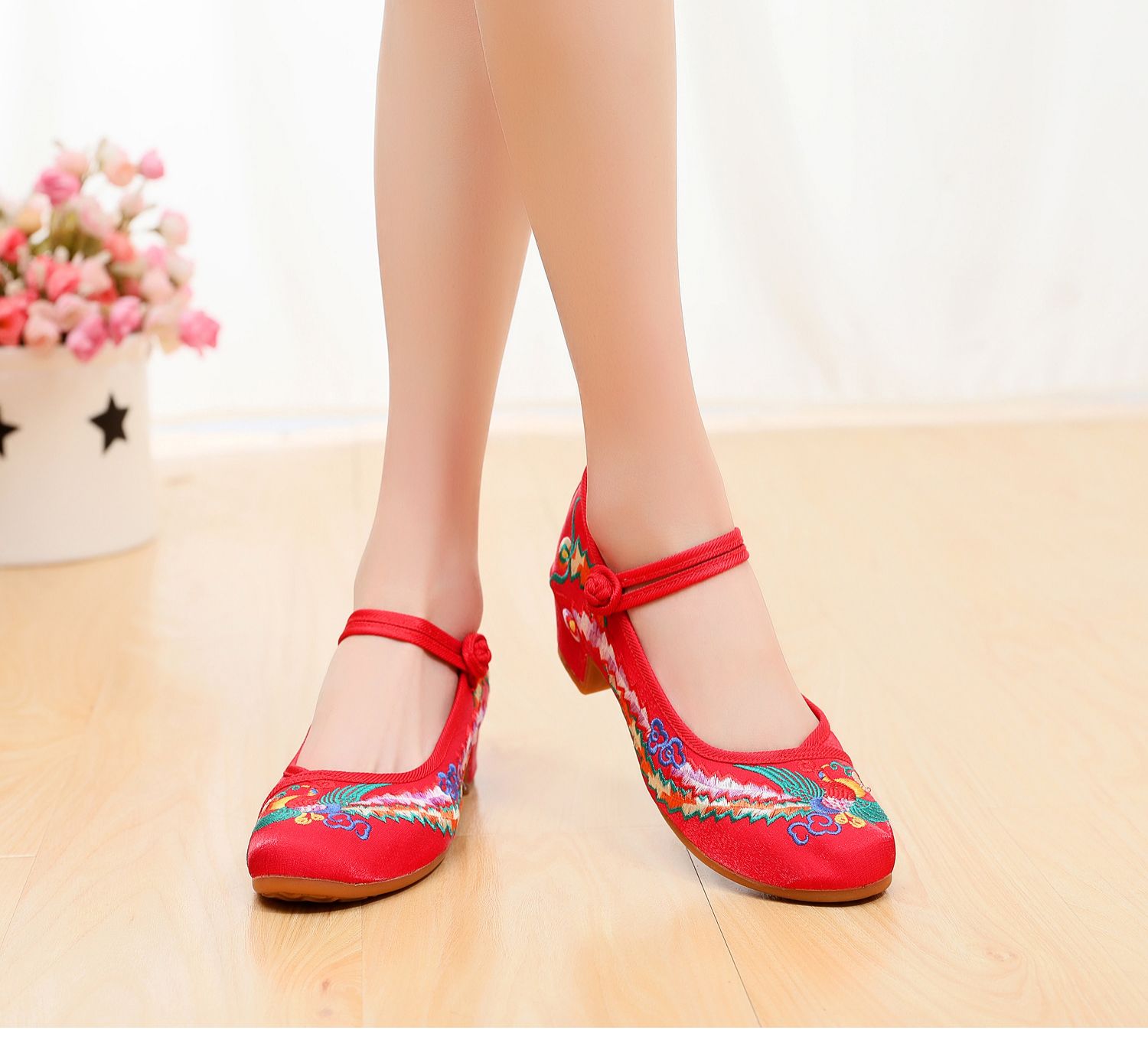 Giày khiêu vũ vuông mới nữ Bắc Kinh giày vải quốc gia Giày khiêu vũ Yangko bốn mùa giày thêu cao màu đỏ - Khiêu vũ / Thể dục nhịp điệu / Thể dục dụng cụ giày múa
