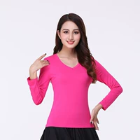 Красный лонгслив, юбка, V-образный вырез