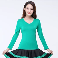 Зеленый лонгслив, юбка, V-образный вырез