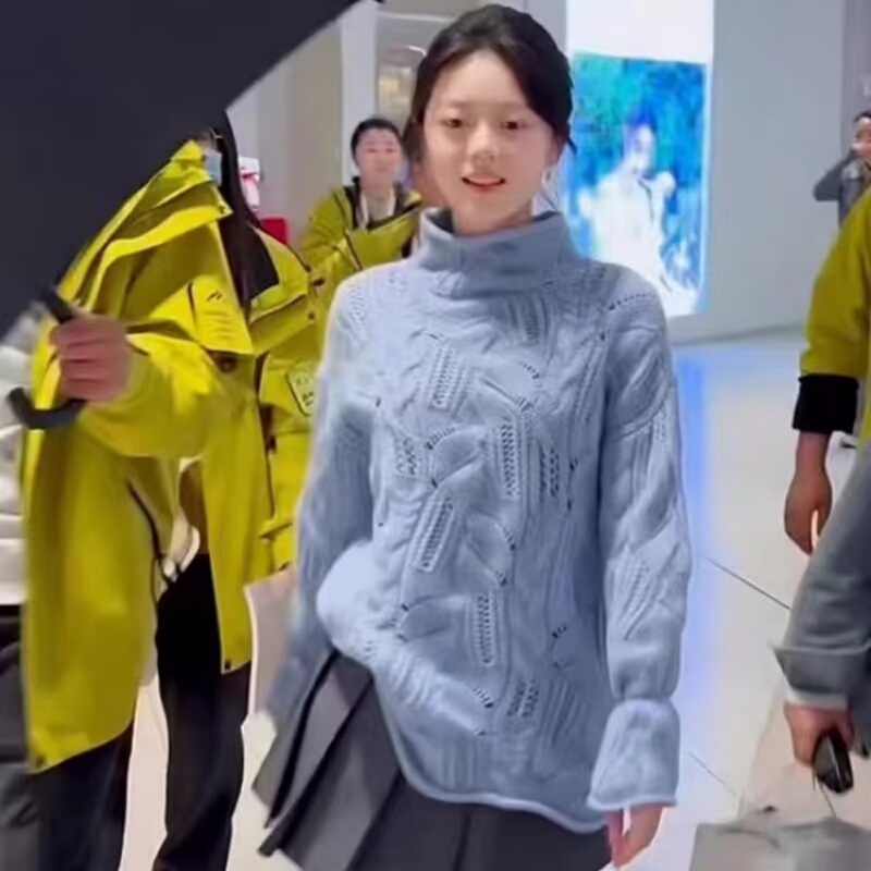 The Blue Sweater I'M Wearing Is the Same Style as Zhao Jinmai and Nie Xiguang'S, Featuring a British Style, Loose Fit, Thickened High-Neck Knitwear for Layering The Blue Sweater I'M Wearing Is the Same Style as Zhao Jinmai and Nie Xiguang'S, Featuring a British Style, Loose Fit, Thickened High-Neck Knitwear for Layering