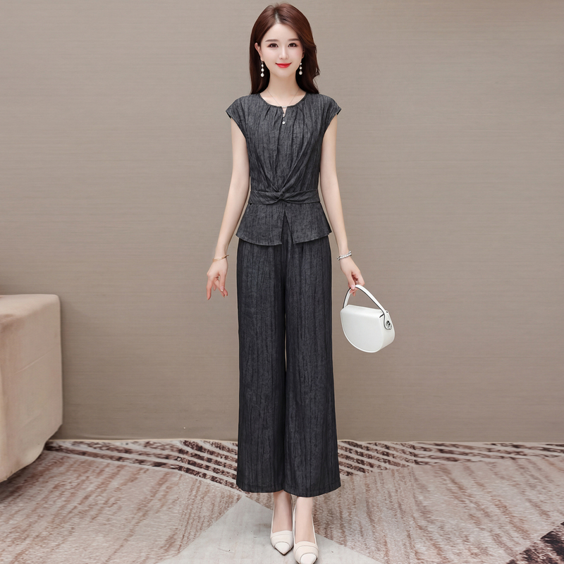 Women's Summer Outfit 2026 New Hot-Selling Style with a High-End Feel, Super Popular, a Complete Set That Looks Absolutely Stunning, a Beautiful Two-Piece Set for Moms