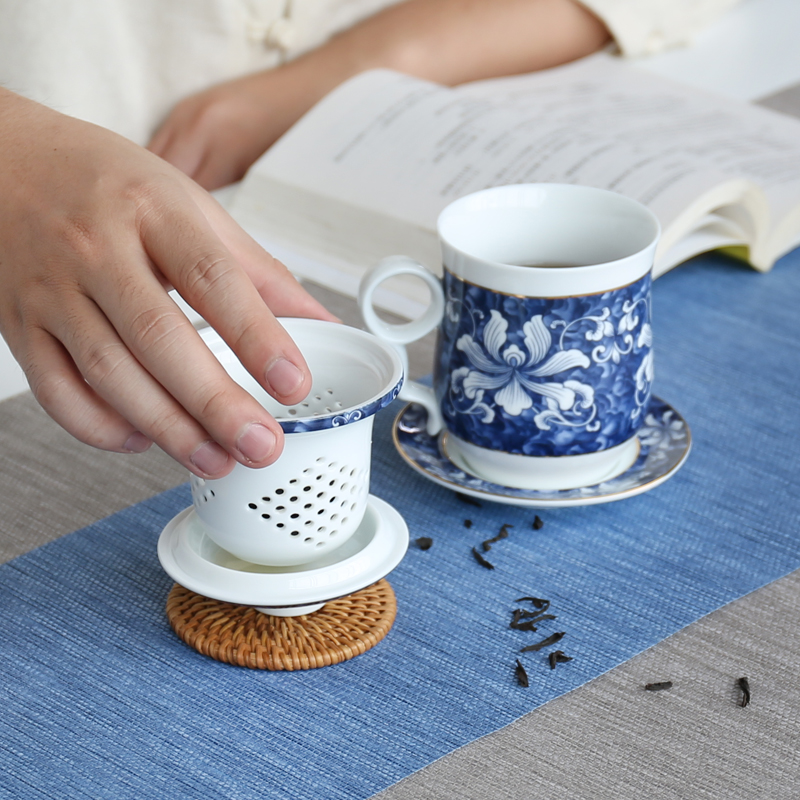 Chiang kai - shek four groups of blue and white porcelain personal office cup with cover glass ceramic filter home market metrix of tea cups