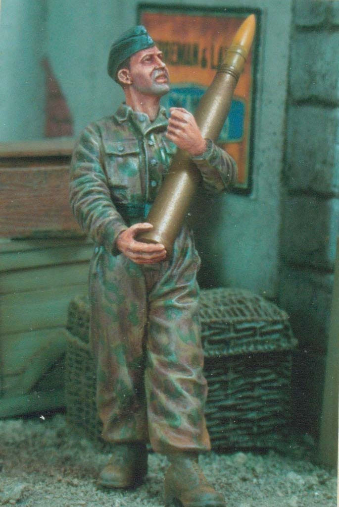 [HY] TOP 1 35 55348 German Tank Soldiers with Artillery Shells Resin Soldiers