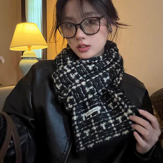 2024 New Black and White Plaid Knitted Scarf for Women, Winter Korean Style, Versatile, Student Couple Neck Warmer, Trendy for Men
