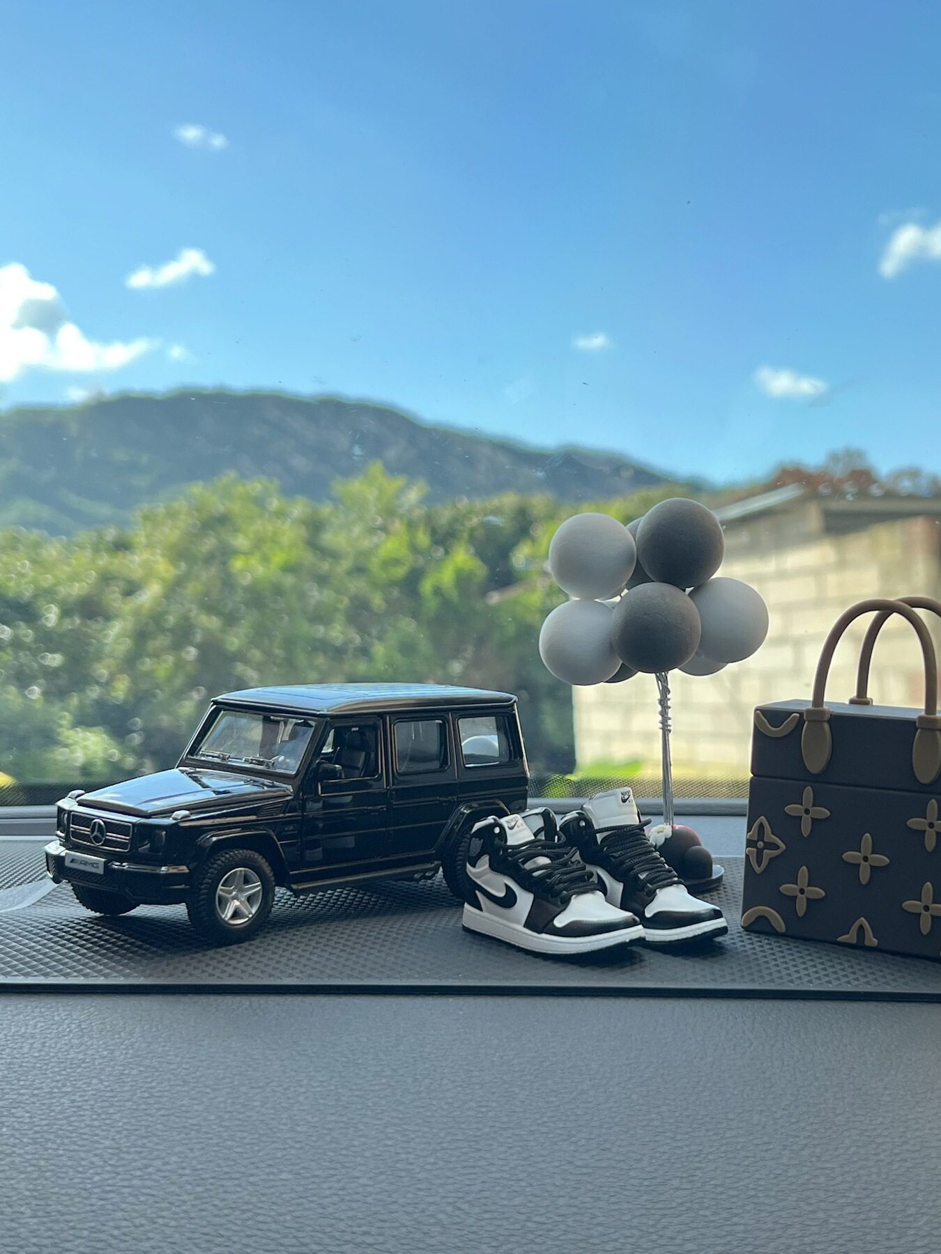 2025 Car Central Control Dashboard Exclusive Car Interior Decoration Light Luxury Unisex Trendy Creative Figurine Model Ornament