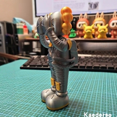 3D модель члена маятник 网红潮玩芝麻街考斯数钱卡通kaws太空人摆件公仔模型搪胶捂脸玩偶 Kaede